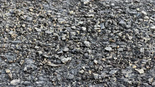 В Керчи новый ремонт двора разваливается прямо на глазах