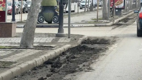 Центральные улицы Керчи утопают в грязи: коммунальщики не успевают с уборкой