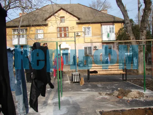 Жильцы домов по Славы, 12 и 14 в Керчи мечтают о большой бельевой площадке