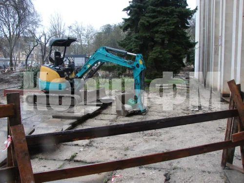 У Школы искусств им. Р.Сердюка в Керчи начали демонтировать ступени