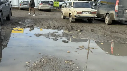 Парковка у автовокзала и рынка в Керчи требует ремонта
