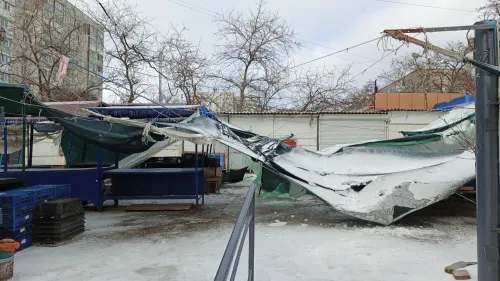 "Крыша" над рынком Сморжевского в Керчи не выдержала снега