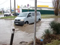 Новости » Общество: Перекресток Фрунзе-Шевякова в Керчи сегодня ушел под воду