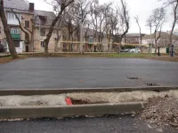 Футбольная площадка у дома по Казакова, 46 в Керчи ждет ограждения и ворот