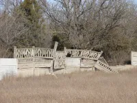 Каменная ограда на центральном кладбище Керчи продолжает разрушаться