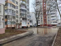 Новости » Общество: С фасадной части МКД Генерала Петрова, 20 в Керчи дожди затопили подъездную дорогу