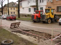 На дороге по улице Славы в Керчи просевший асфальт образовал яму