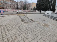 У керченского ЗАГСа тепловики восстанавливают тротуарную плитку после разрытий