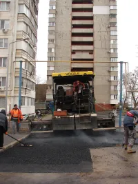 Новости » Общество: Во дворах МКД по Генерала Петрова, 20 в Керчи укладывают второй слой асфальта