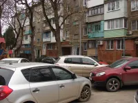 Жителям дома по Щорса, 3 в Керчи не хватает парковочных мест