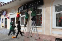 Новости » Общество: В Керчи демонтируют незаконные банеры