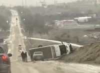 На въезде в Керчь перевернулся грузовик