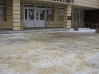 Новости » Общество: В Керчи продолжают усиленную борьбу с гололедом