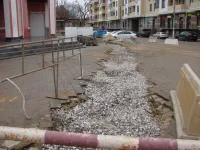 Новости » Общество: Траншеи у больницы водников в Керчи засыпали