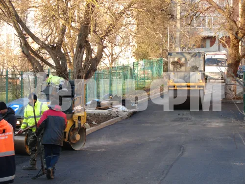 В Керчи заасфальтировали подъездные пути за супермаркетом "4-М"