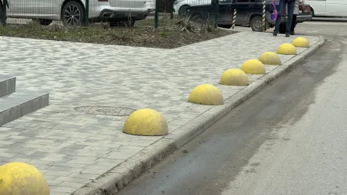 В Керчи в переулке Милицейский полусферы установили лишь на части тротуара