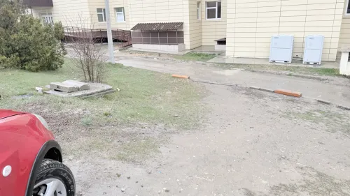 В Керчи парковка у детской больницы требует ремонта
