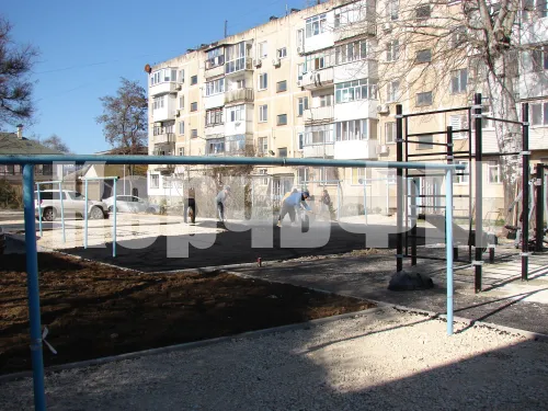 На придомовой территории по Казакова, 51 в Керчи тротуары готовы к асфальтировке