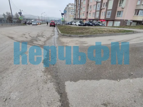 В районе Верхнего Солнечного в Керчи бегут ручьи канализации