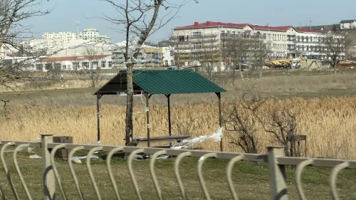 Самодельное благоустройство в Керчи обернулось мусором после ветра