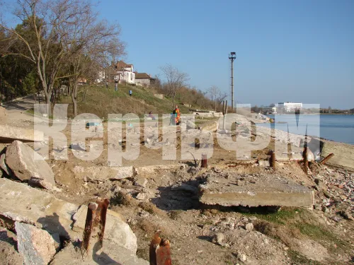 На территории зоны отдыха Сморжевского в Керчи работы по подготовке к благоустройству остановились