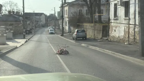 Покрышка и ветки вместо ремонта: в Керчи не ремонтируют люк