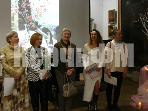 В Картинной галерее Керчи к 8 марта открыли сразу две тематические выставки