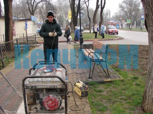 На аллее Казакова в Керчи начали устанавливать новые лавочки