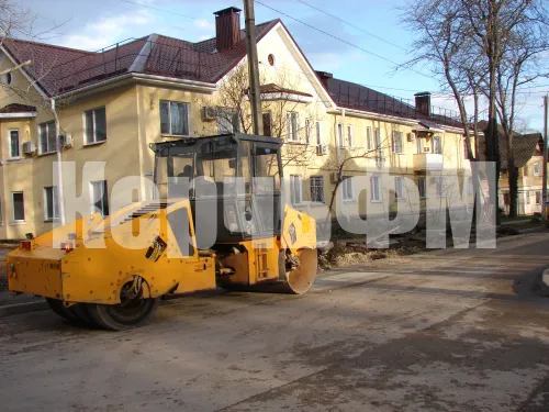 В Керчи латают провал на дороге по улице Славы