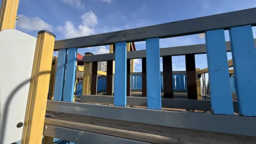 В Керчи аварийная детская площадка на Бульваре Пионеров до сих пор не отремонтирована