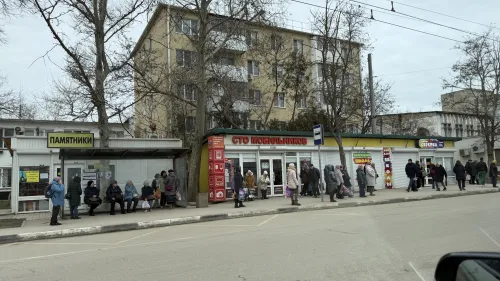 До 30 человек стоят на остановке у автовокзала в Керчи из-за одного павильона