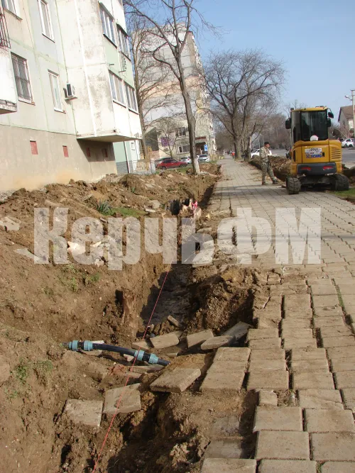 Вдоль улицы Кирова в Керчи делают новый тротуар от улицы Андрея Первозванного до Казакова