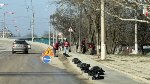 На Горьковском мосту в Керчи убирают грязь и очищают тротуары