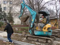 Новости » Общество: Установка бордюров у Школы искусств им. Р. Сердюка в Керчи завершена на 80%