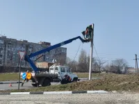 Новости » Общество: Вдоль новой дороги от Марата до Куль-Обинского шоссе в Керчи продолжают устанавливать опоры уличного освещения