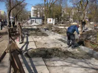 Вдоль тротуара перед Школой искусств в Керчи укладывают бордюры