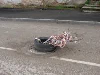 Новости » Общество: Канализационный колодец на улице 23 Мая огорожен автомобильной покрышкой