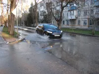 По улице 1-ой Пятилетки в Керчи потоком бежит вода