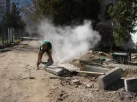 Новости » Общество: У здания Фонда социального страхования в Керчи делают новые тротуары