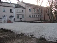 Новости » Общество: У Политехнического колледжа Керчи тротуары готовы принимать новую плитку