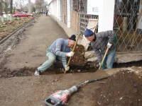 В керченской библиотеке им. Некрасова меняют трубы водоотведения