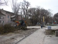 Новости » Общество: Благоустройство у Политехнического колледжа в Керчи: ведется кронирование деревьев