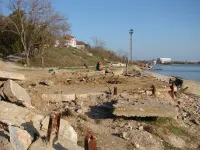 Новости » Общество: На территории зоны отдыха Сморжевского в Керчи работы по подготовке к благоустройству остановились