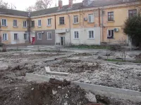 В Керчи развернуты работы по благоустройству территорий в районе дома Энгельса, 26