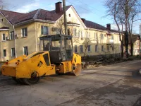 В Керчи латают провал на дороге по улице Славы