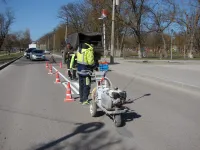 У пешеходного перехода зоны отдыха "Черепашка" в Керчи дорожники наносят разметку