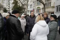 Дополнительный свет, скамейки и спортплощадка: Каторгин обсудил с жителями благоустройство дворов