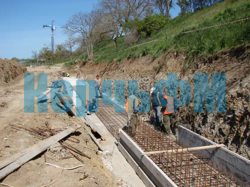 Строители в Керчи готовят каркас для подпорной стены на зоне отдыха Сморжевского