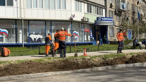Новости » Общество: На Горького восстанавливают газон после ремонта коллектора
