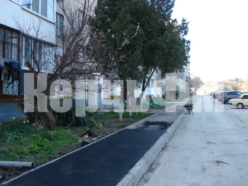 У дома по Суворова, 24 в Керчи начали асфальтировать тротуар